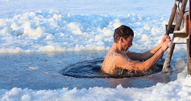 В Свердловске медики призывают не купаться в прорубях на Крещение
