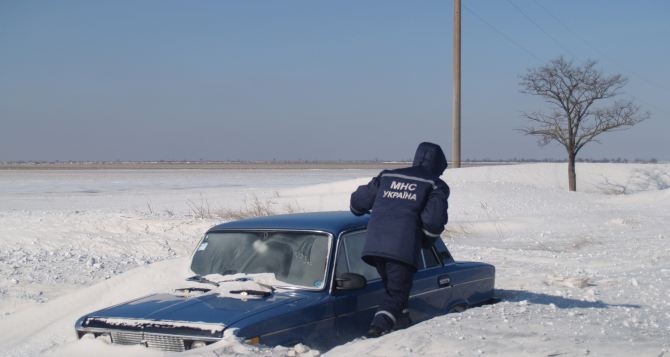 Под Харьковом в снежных заносах застряли дети