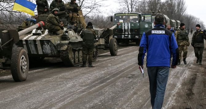 В зоне безопасности на Донбассе по-прежнему много боевой техники. — СММ