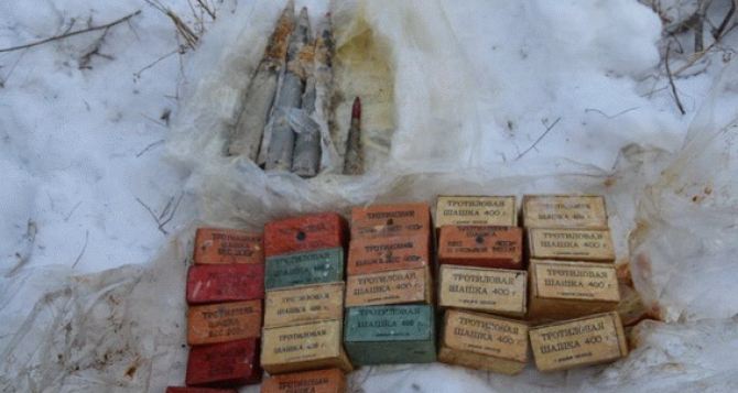 В Луганской области возле границы с Россией обнаружили тайник с боеприпасами (фото)