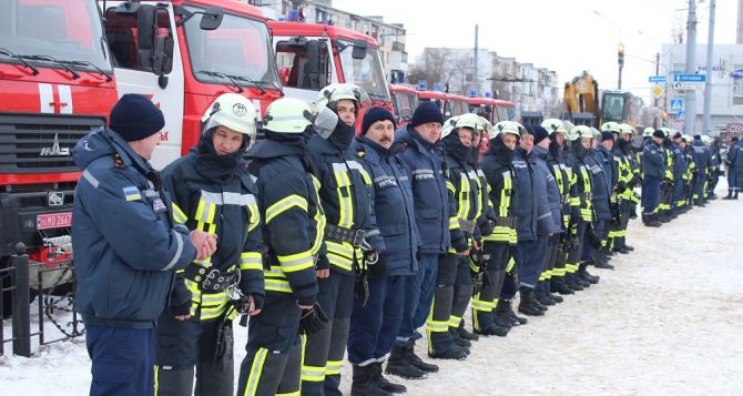 Спасатели Луганской области получили современную пожарную технику (фото)