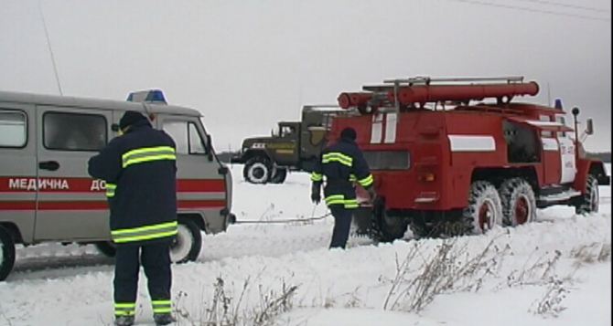 Харьковские спасатели вытащили из снежных заносов 16 автомобилей