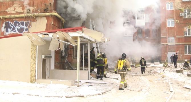 Последствия взрыва в жилом доме Луганска (фото)