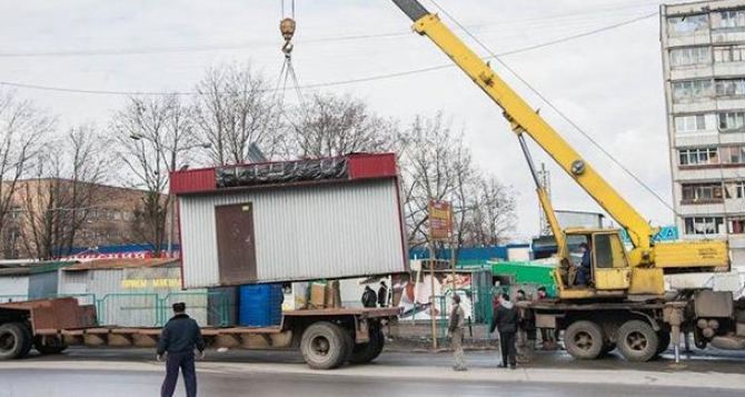 В Харькове демонтируют самовольно размещенные ларьки