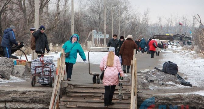 Пункт пропуска в Станице Луганской за сутки пересекли 2800 человек