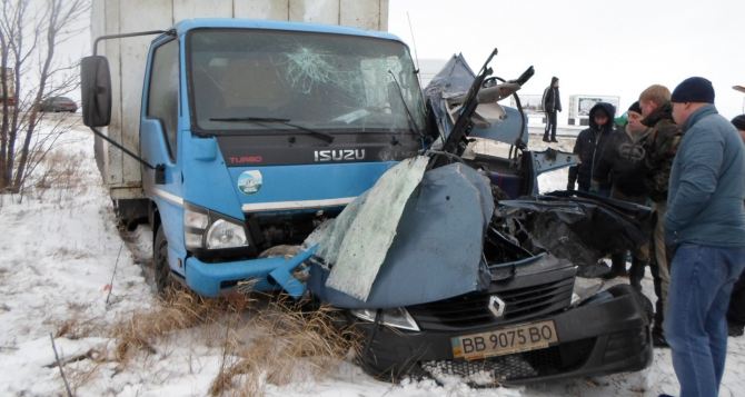 ДТП на трассе Знаменка-Луганск-Изварино. Погибли два человека (фото)