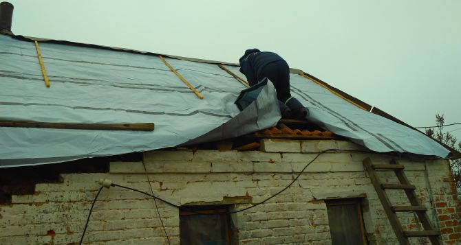 В Авдеевке восстанавливают частные дома, пострадавшие от обстрелов