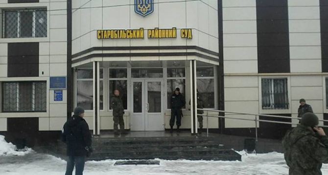 Ефремова выпустили из стеклянного бокса в зале суда
