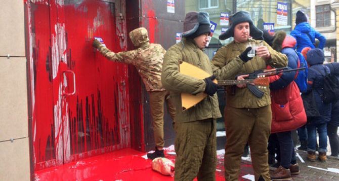 В Харькове активисты в ватниках и с балалайками облили фасад «Сбербанка России»