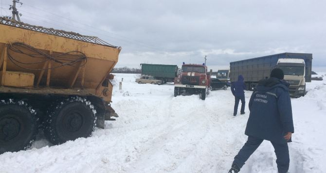 Харьковские спасатели освободили из снежных заносов 90 автомобилей (фото)