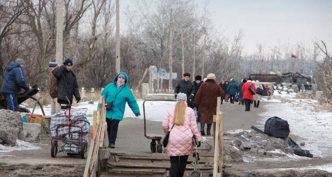 Пункт пропуска в Станице Луганской за сутки пересекли 6375 человек