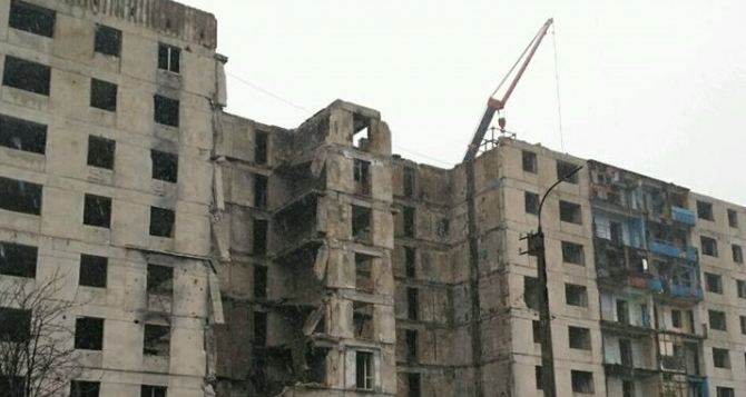 В Лисичанске продолжается демонтаж разрушенной многоэтажки