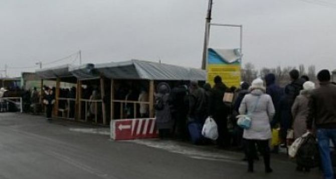 КПВВ на Донбассе не справляются с наплывом людей. — ООН