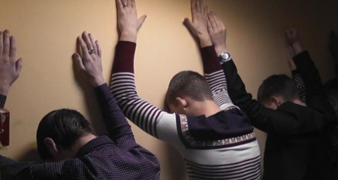 В Луганске поймали подростков, которые проникли в неработающий ночной клуб