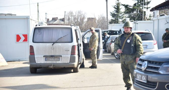 МВД Украины объявило о перекрытии всех дорог, ведущих к ЛНР и ДНР