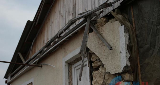 Последствия обстрела села Знаменка в самопровозглашенной ЛНР (фото)