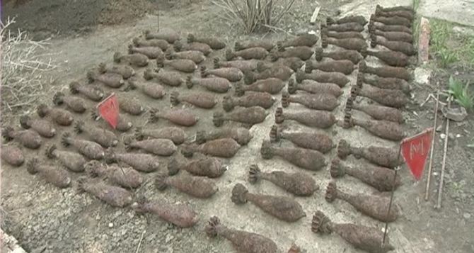 В Луганске во дворе одного из домов обнаружили 100 боеприпасов (фото)