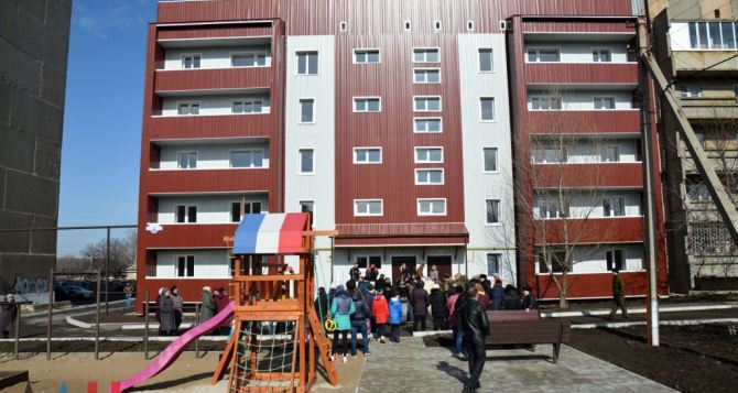 В самопровозглашенной ДНР восемь семей получили новые квартиры взамен разрушенного войной жилья