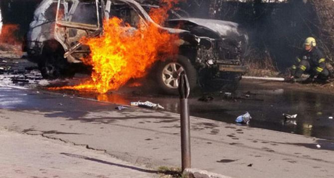 В центре Мариуполя взорвался автомобиль (фото)