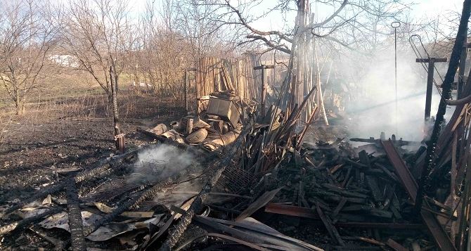 В Лисичанске пожар уничтожил четыре хозпостройки (фото)