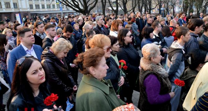 Мы с тобой, Россия. В Донецке прошел митинг в память жертв теракта в петербургском метро