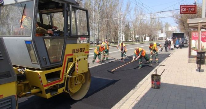 В Донецке начали ремонтировать дороги