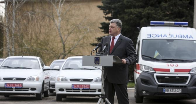 Президент вручил спецтранспорт для медучреждений Луганской области (фото)