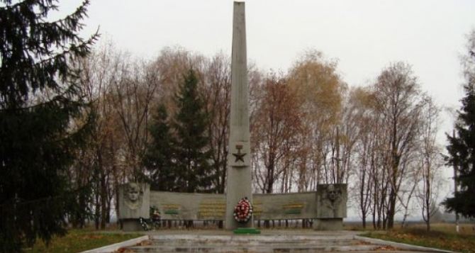 Под Харьковом осквернили нацистским символом памятник жертвам войны