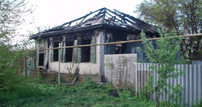 В Станице Луганской в результате обстрела сгорел дом (фото)