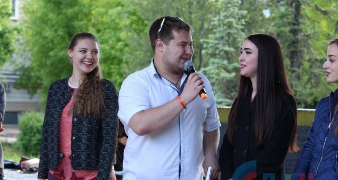 В Луганске запустили проект «Караоке у фонтана» (фото)
