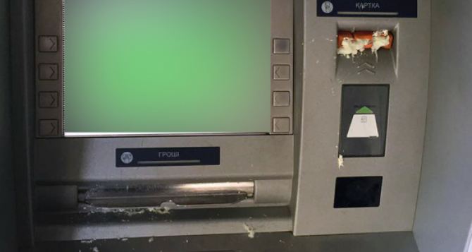 В центре Харькова залили монтажной пеной банкоматы (фото)