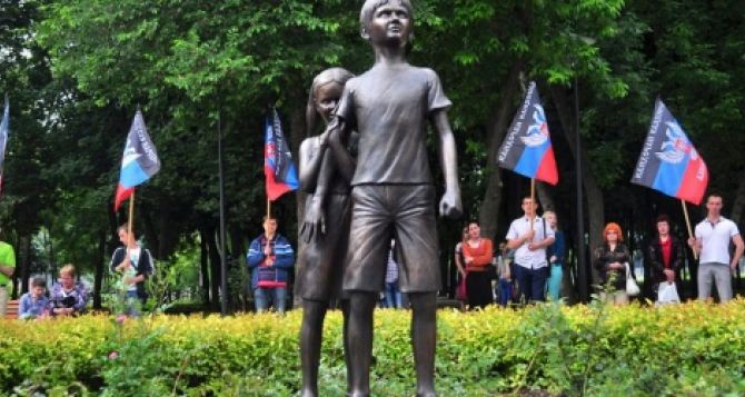 В Донецке открыли памятник «Детям Донбасса, детям войны»