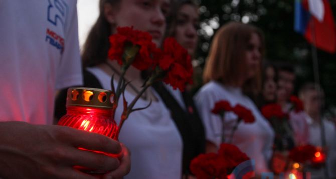 В Луганске на рассвете зажгли свечи памяти (фото)
