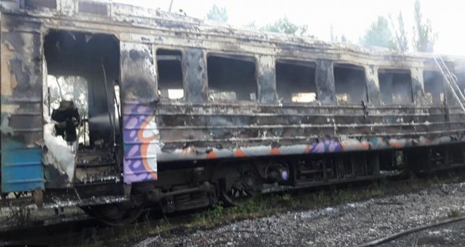 В харьковском депо дотла сгорели вагоны (фото)