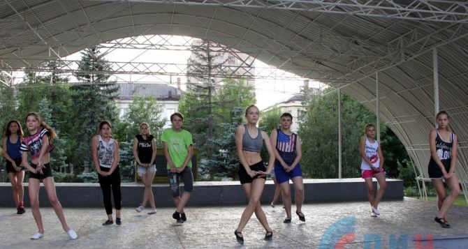В Луганске запустили проект «Танцы у фонтана» (Фото)