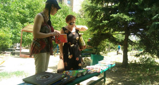 Молодежная библиотека Луганска провела акцию под открытым небом