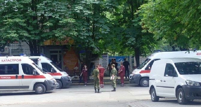 Один погибший, пятеро раненых в результата взрыва в Луганске (видео)