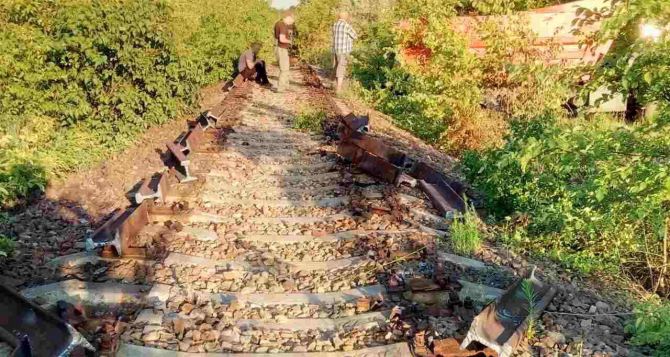 Жители Попасной порезали на металл 2-километровый участок железной дороги (фото)