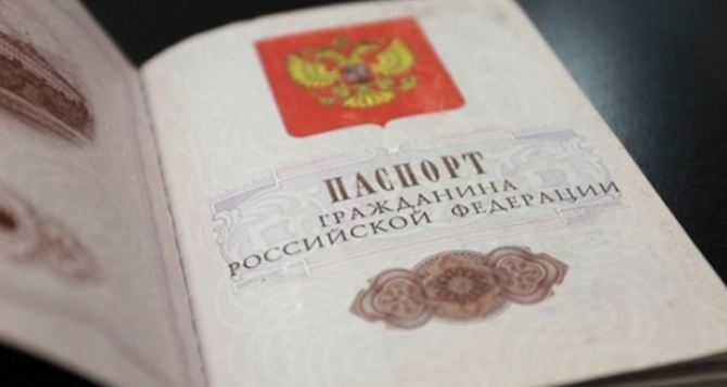 В Кремле не поддержали упрощенную выдачу гражданства РФ русскоязычным иностранцам