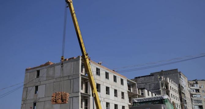 В Рубежном к концу года достроят многоквартирный дом для переселенцев (фото)