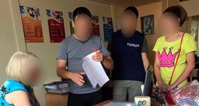 В Лисичанске за взяточничество задержан сотрудник центра занятости