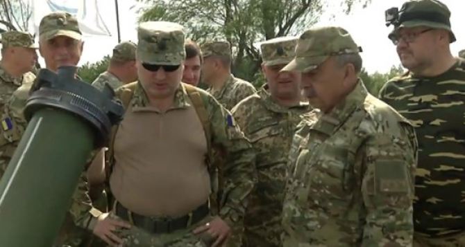 Турчинов продемонстрировал оружие, которое должно на Донбассе всех распугать (фото, видео)
