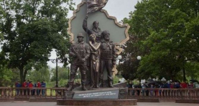 Последствия подрыва памятника в центре Луганска (видео)