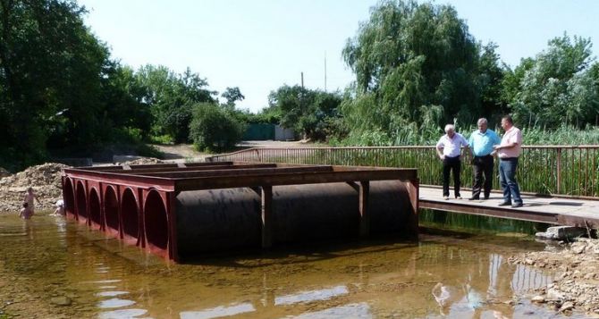 В самопровозглашенной ЛНР восстанавливают переправу через реку Лугань