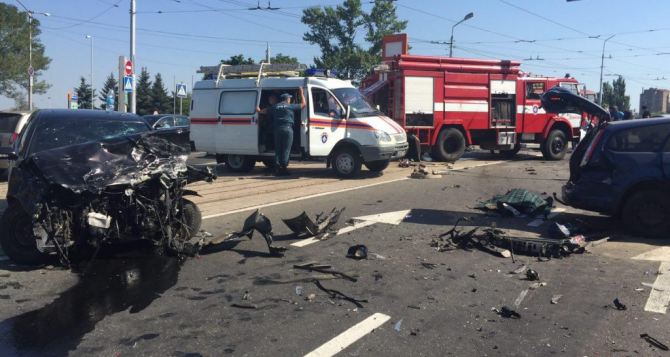 В центре Донецка произошло крупное ДТП. Есть погибшие (фото)