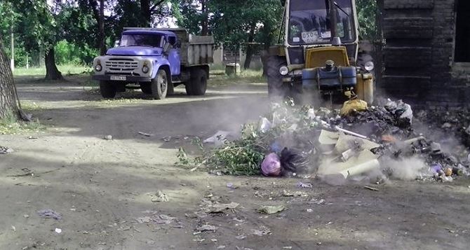 В Станице Луганской проводят генеральную уборку (фото)