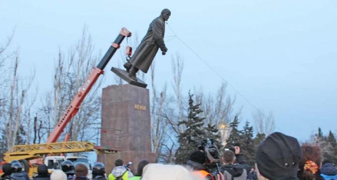 В Украине снесены все известные памятники Ленину. — Институт Нацпамяти