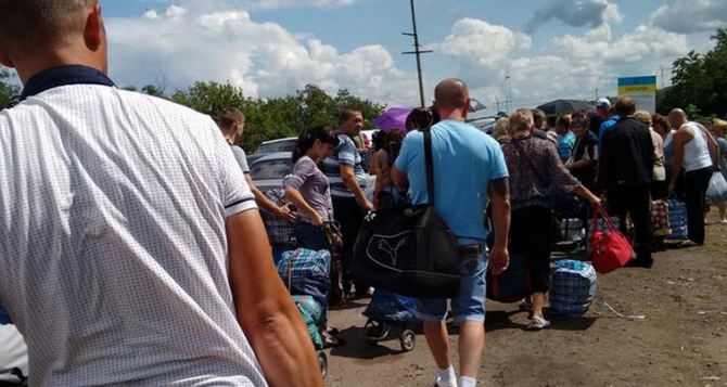 Пункт пропуска в Станице Луганской за сутки пересекли 8300 человек