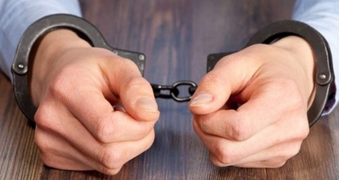 Двум работникам полиции самопровозглашенной ЛНР грозит до 12 лет тюрьмы (видео)