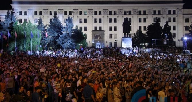 В День шахтера на Театральной площади в Луганске собралось около 10 тысяч человек (фото)